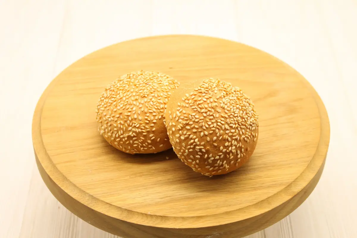 Булочка пшеничная с кунжутом