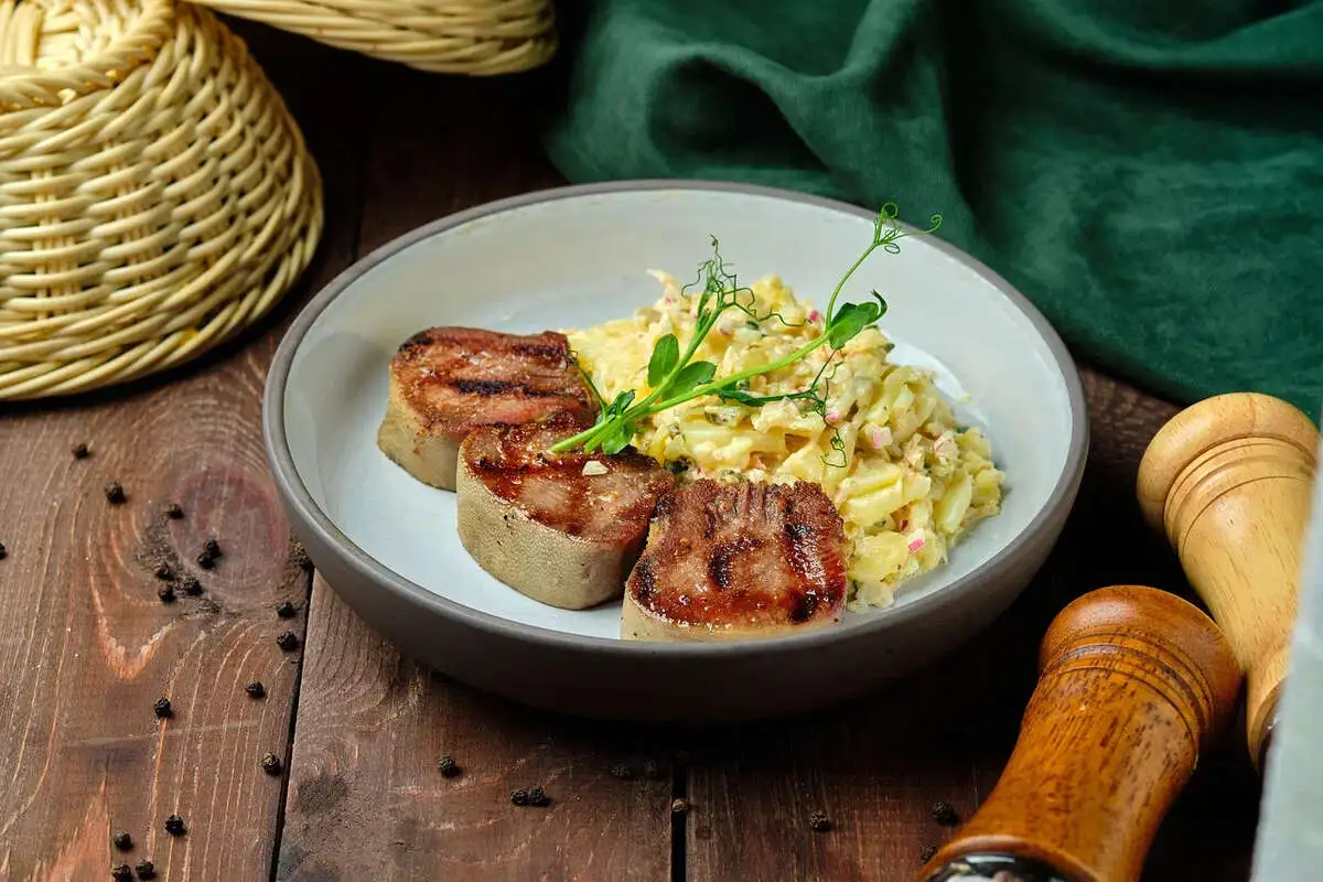 Язык гриль с мюнхенским салатом