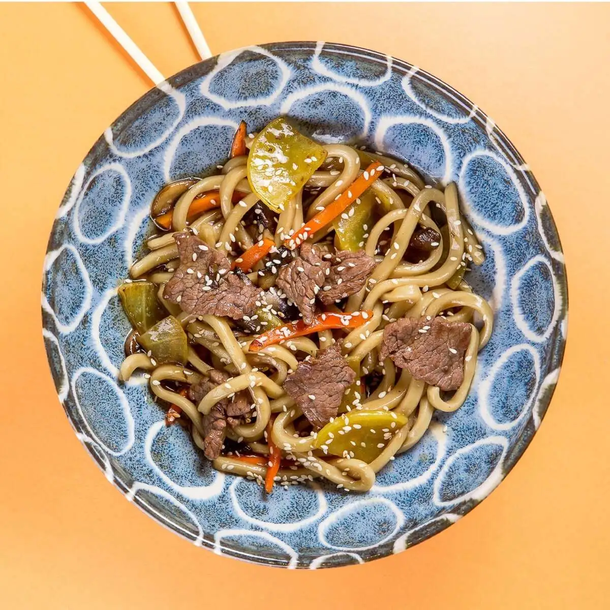 Удон с говядиной в карамельном терияке