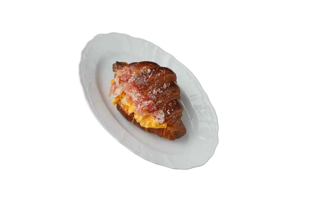 Круассан со скремблом и прошутто