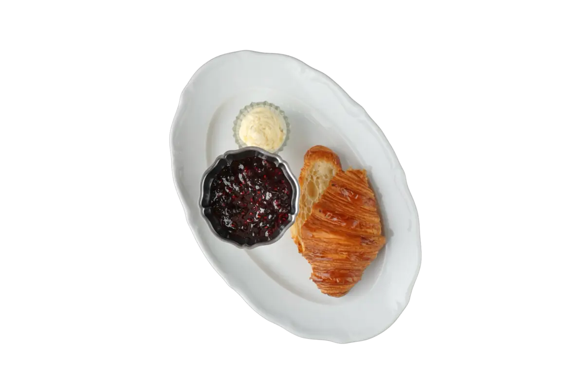 Круассан со взбитым маслом и джемом
