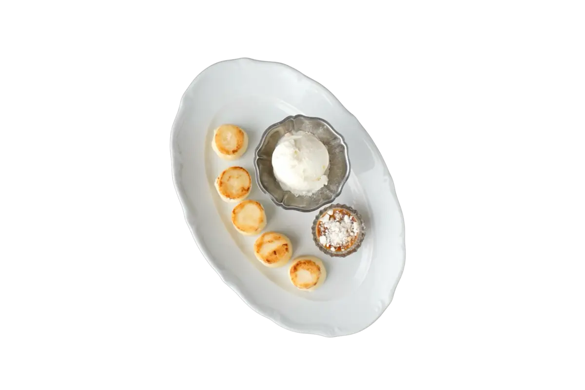 Сырники с мороженым, карамелью и орехами