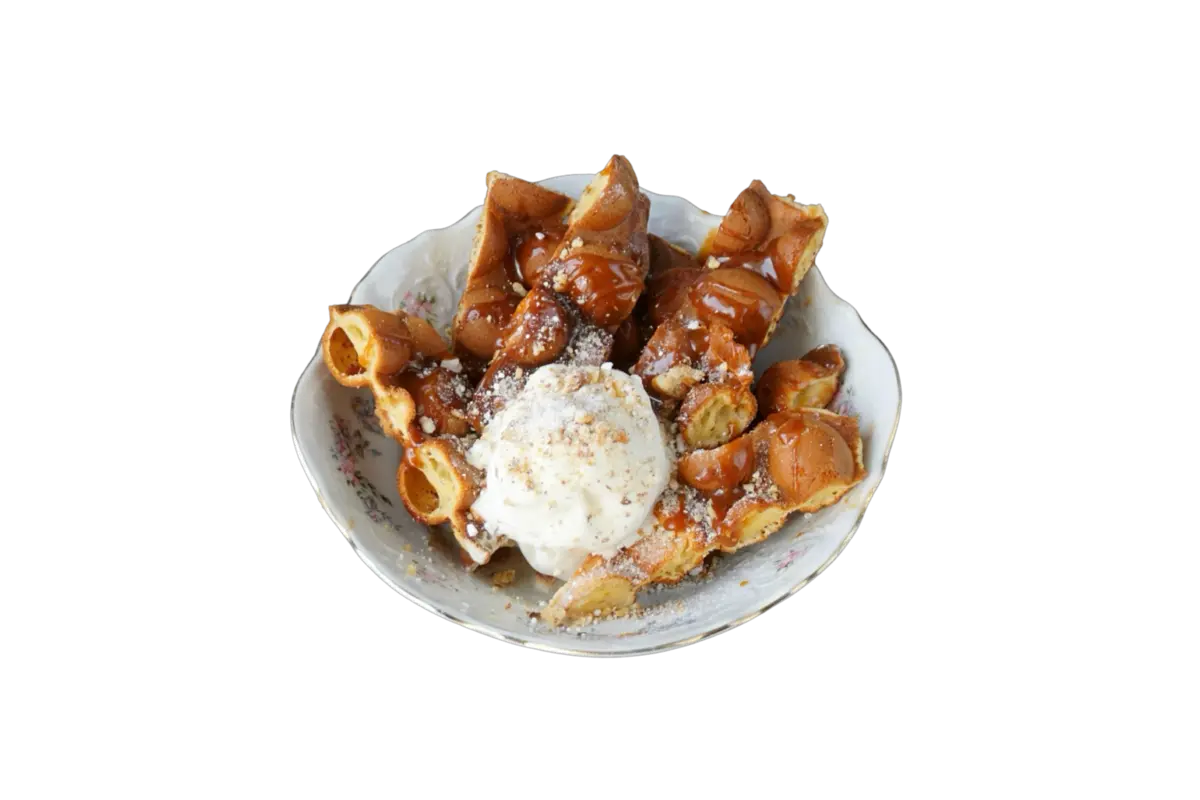 Хрустящие вафли с мороженым и свежими ягодами