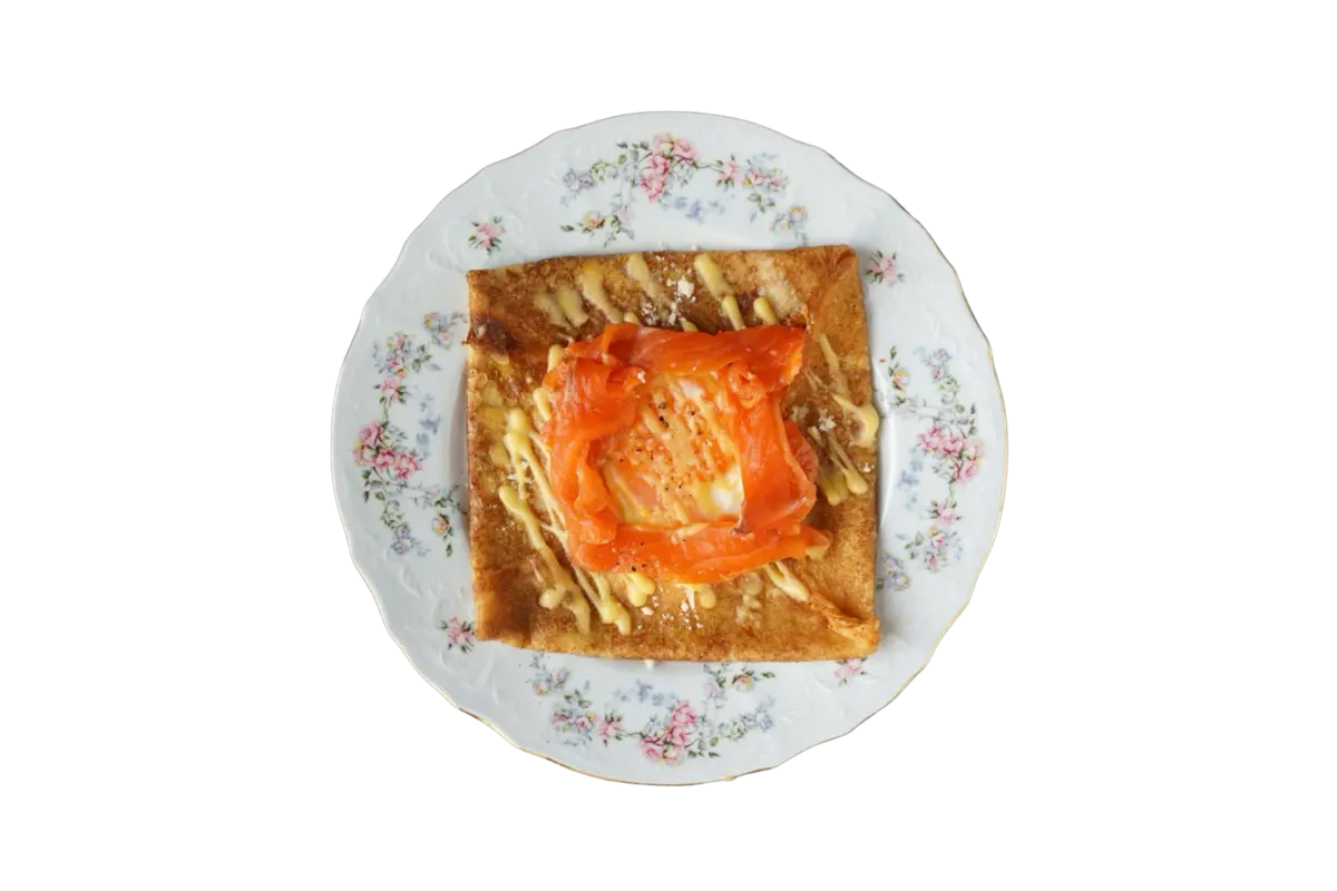 Креп с лососем, голландезом и яйцом