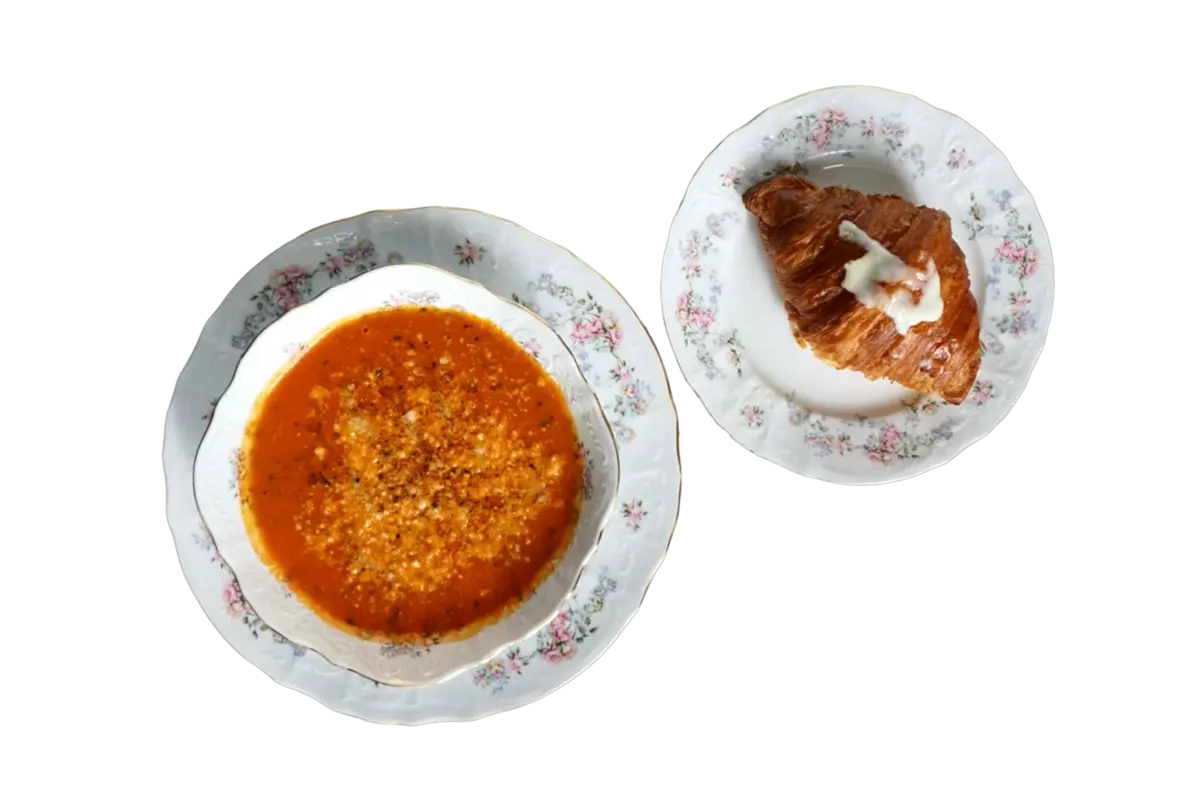 Томатный суп с сырным круассаном