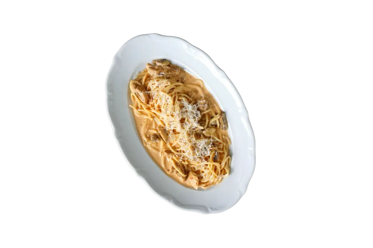 Спагетти с мякотью куриного бедра, шампиньонами и соусом из болгарского перца