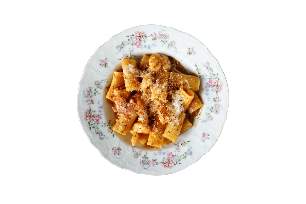 Ригатони в соусе из вяленых томатов с креветками и беконом