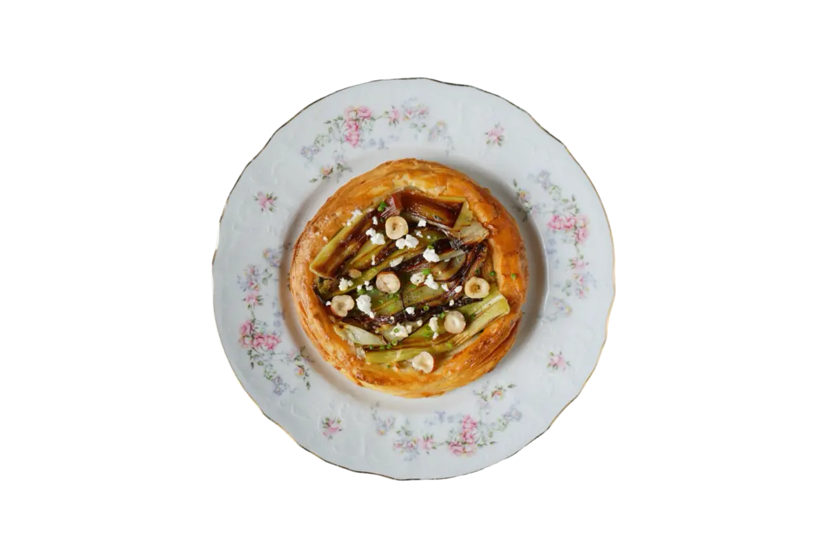 Слоеный пирог с пореем и кремом из фундука