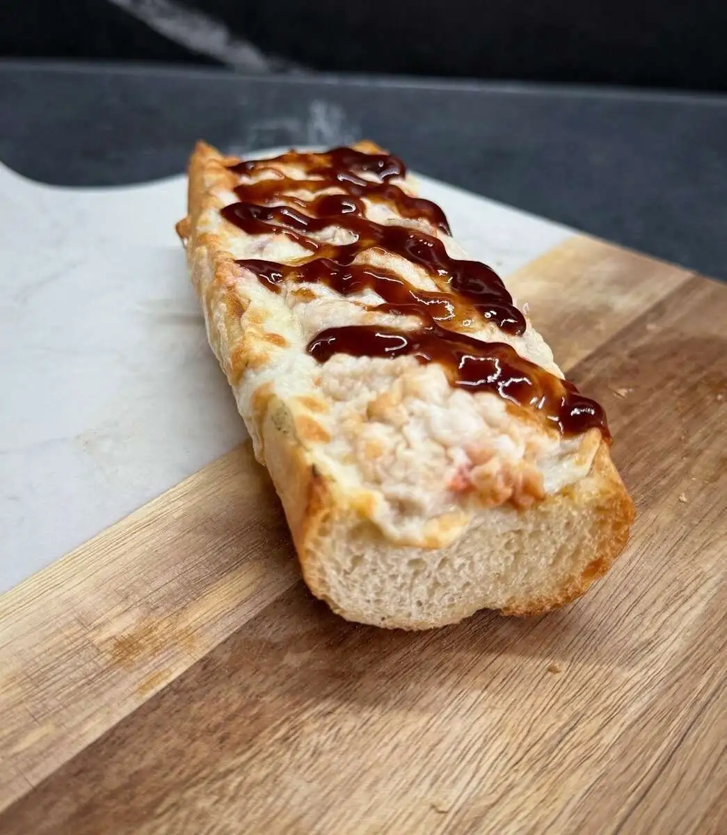 Брускетта горячая с копченой курочкой 200гр.