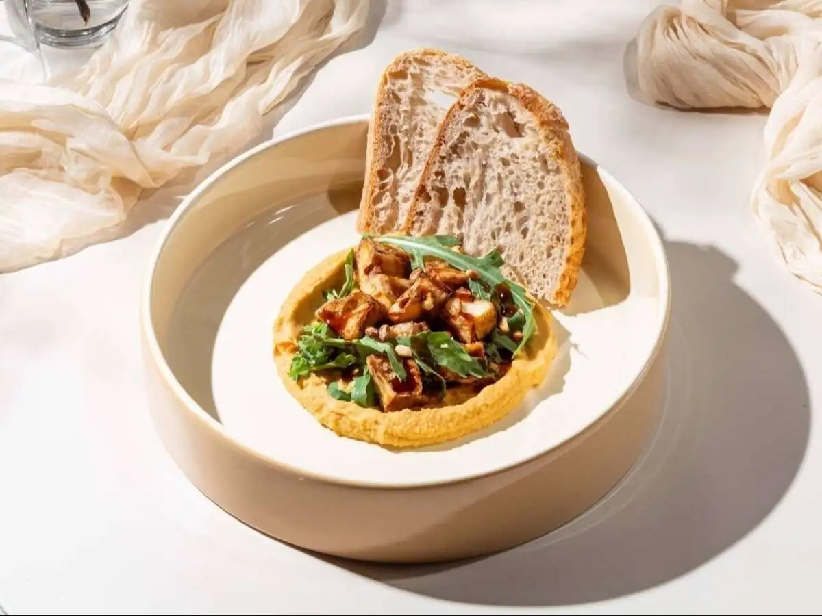 Хумус с баклажаном и рукколой