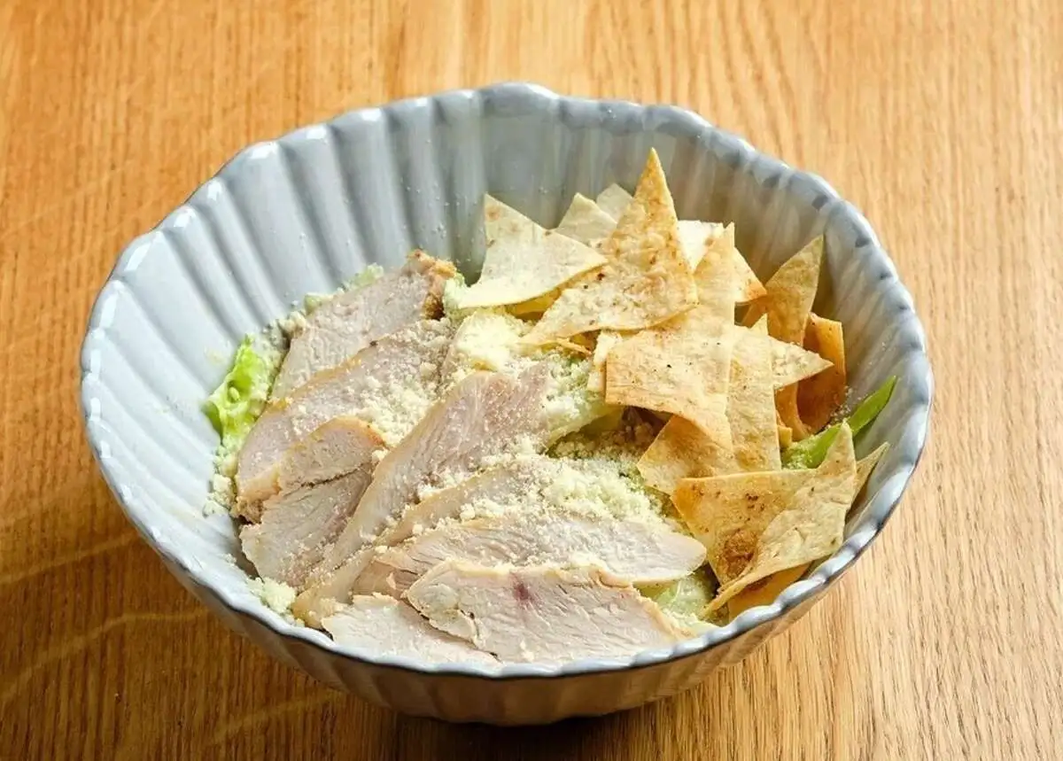 Цезаридце с курицей и хрустящими сухарями 