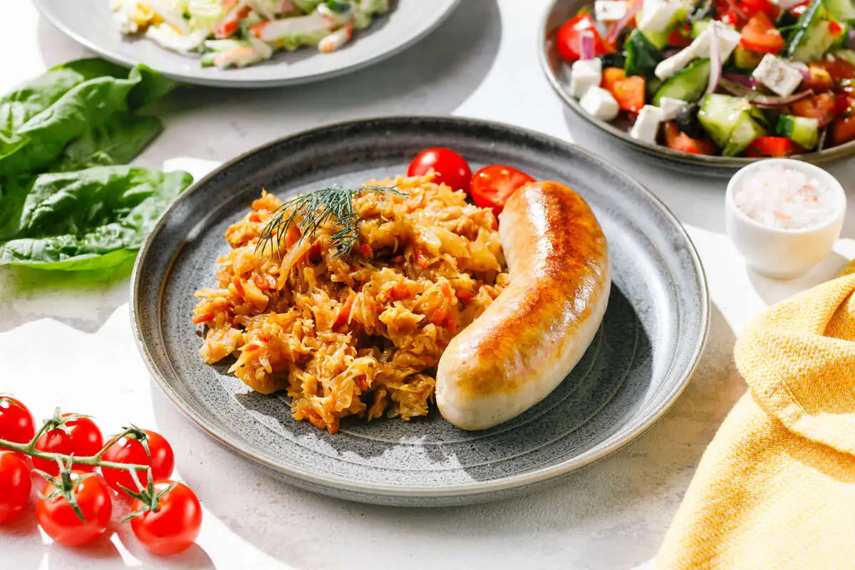 Мюнхенские колбаски с тушеной капустой