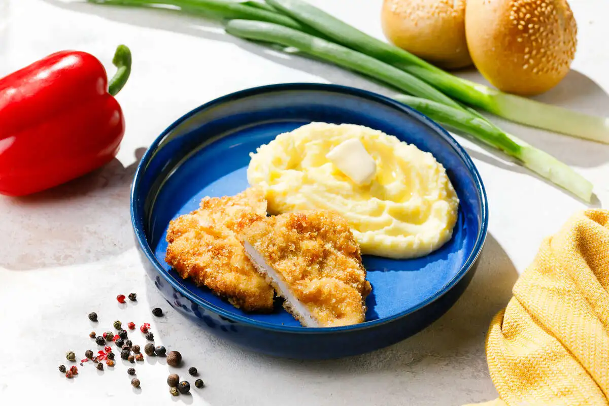 Шницель с картофельным пюре