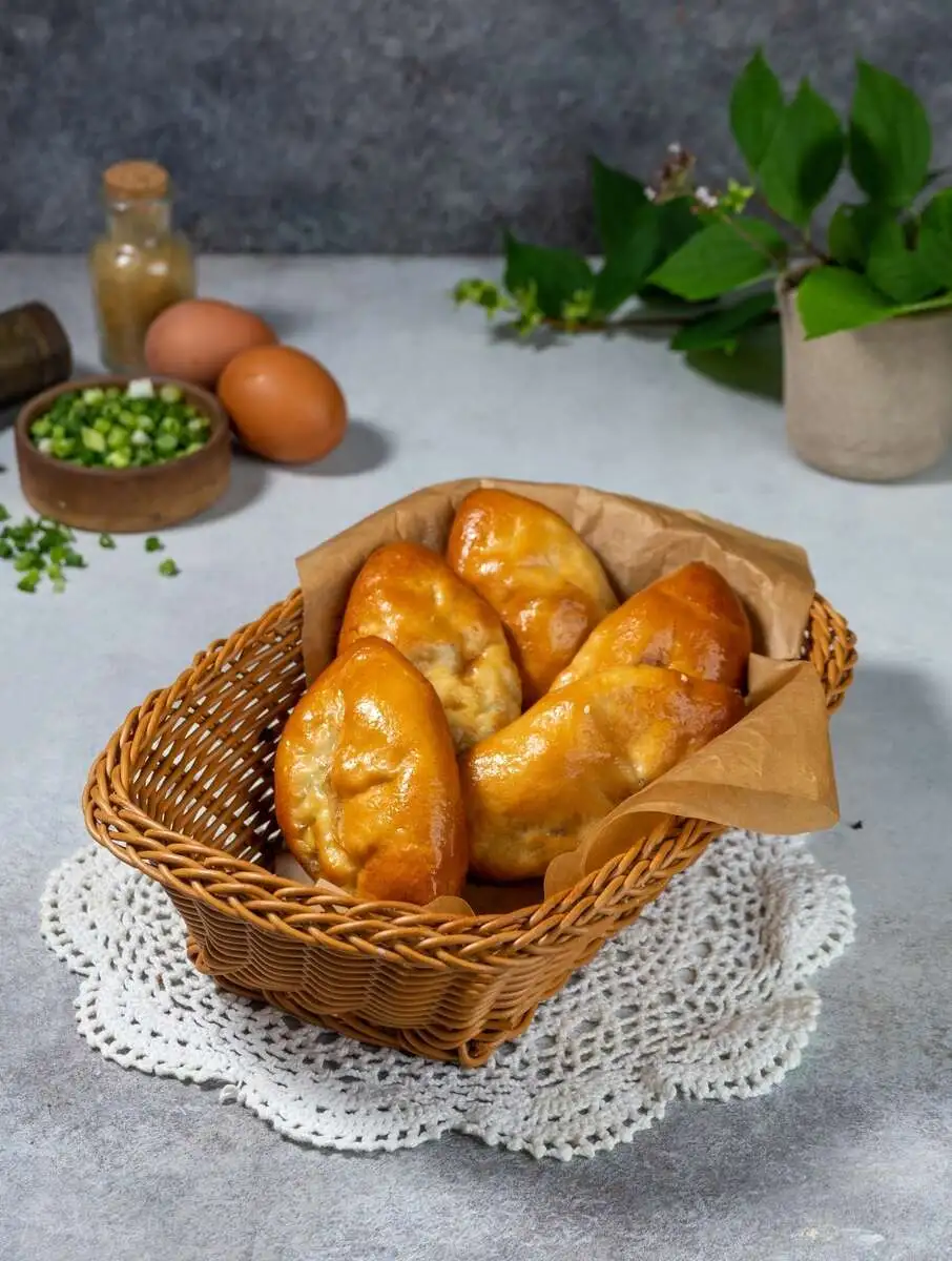 Пирожок с луком и яйцом