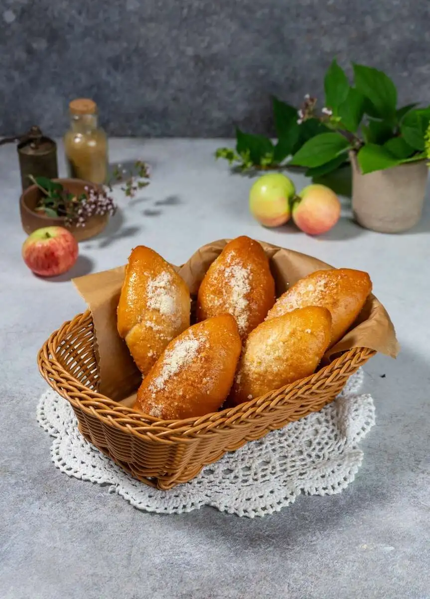 Пирожок с яблоком 