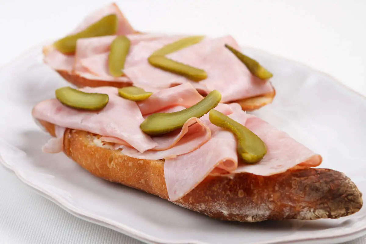 Багет с ветчиной корнишоном и маслом