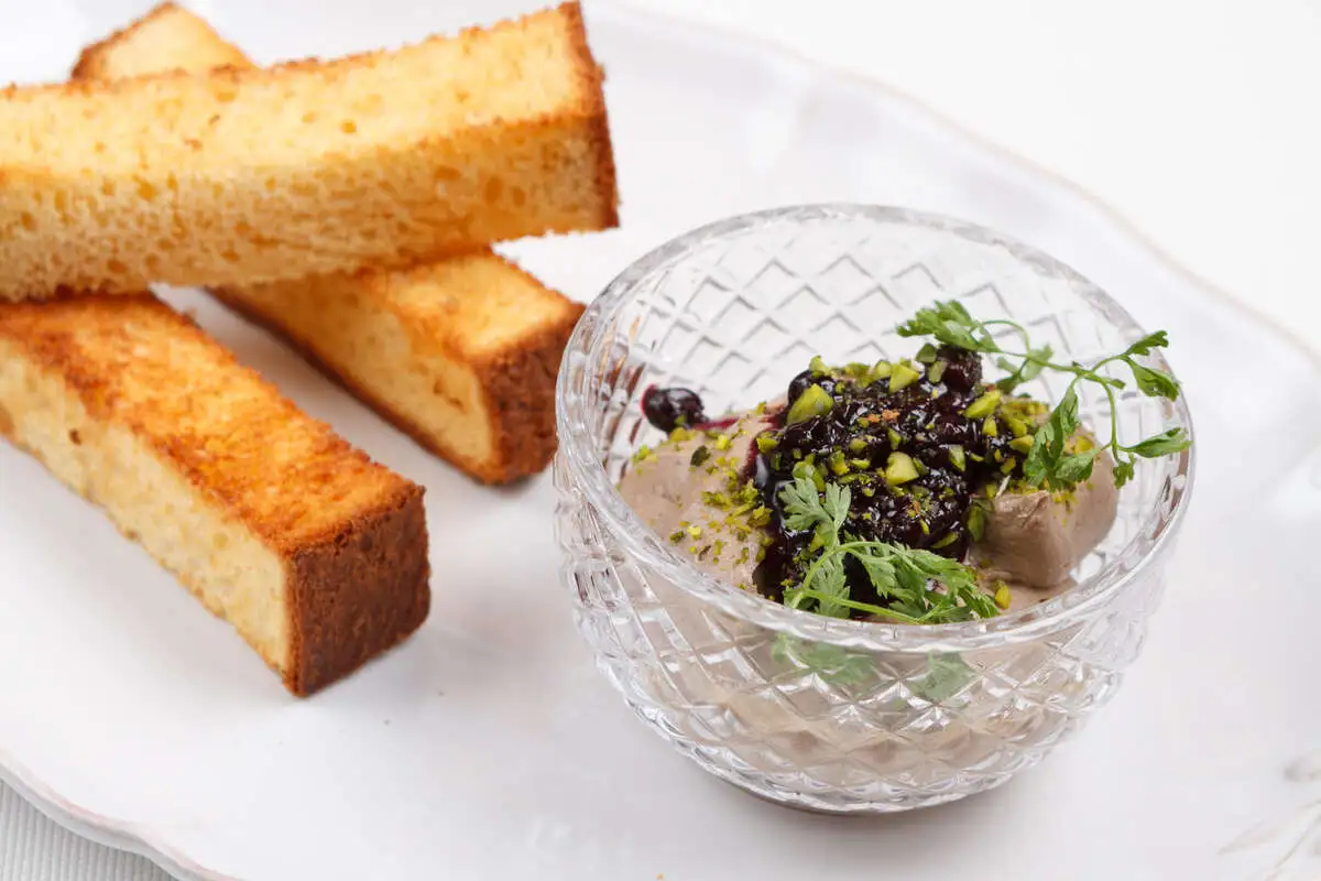 Домашний паштет из куриной печени фуа-гра с черной смородиной