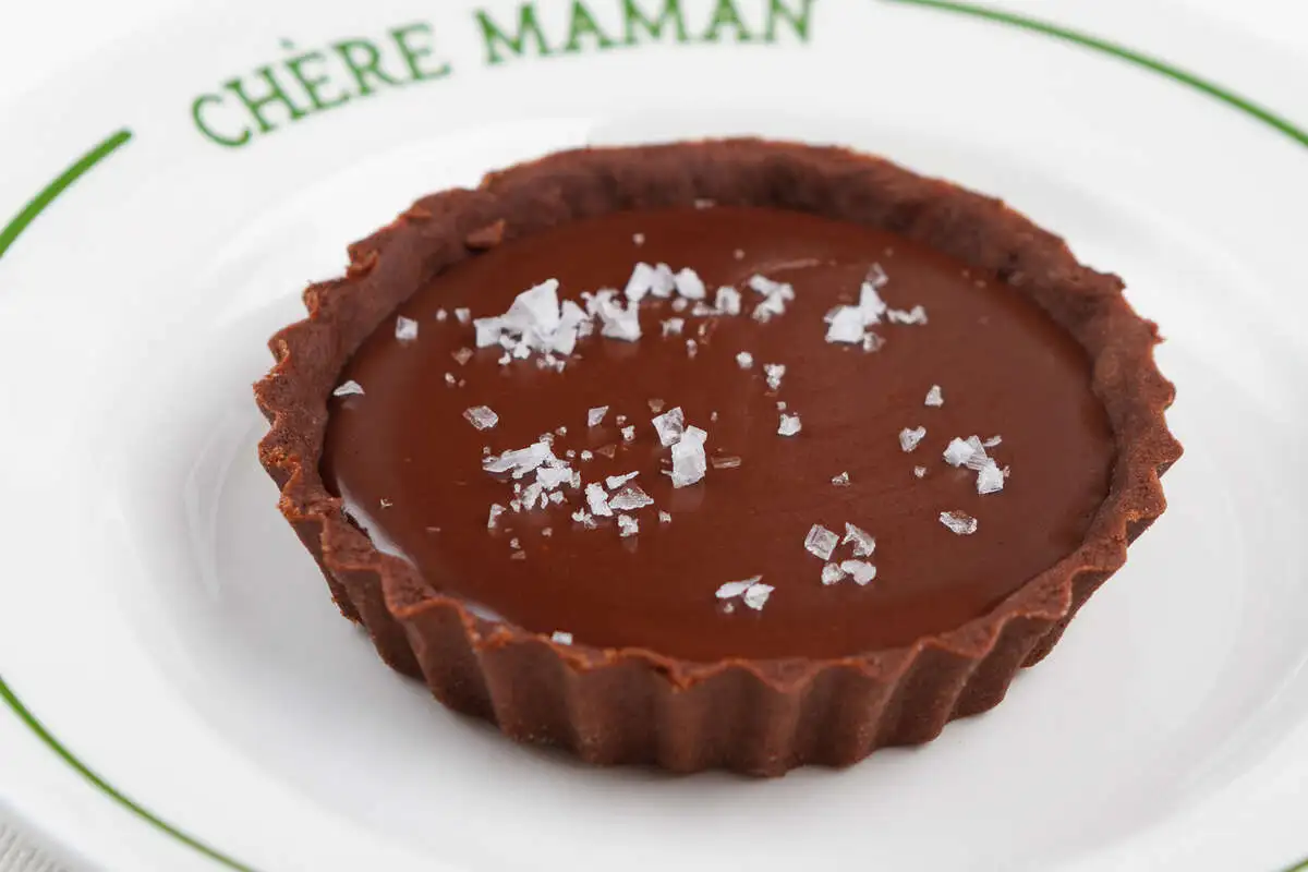 Шоколадная тарталетка с морской солью