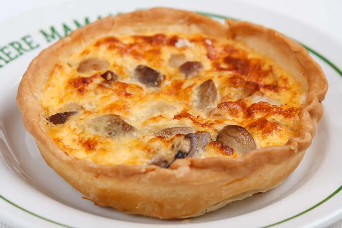 Киш лорен с курицей, беконом и грибами