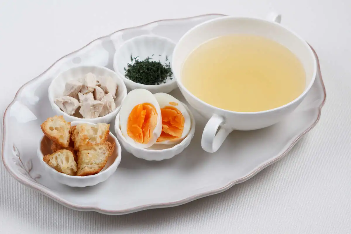 Куриное консоме с яйцом зеленью и филе