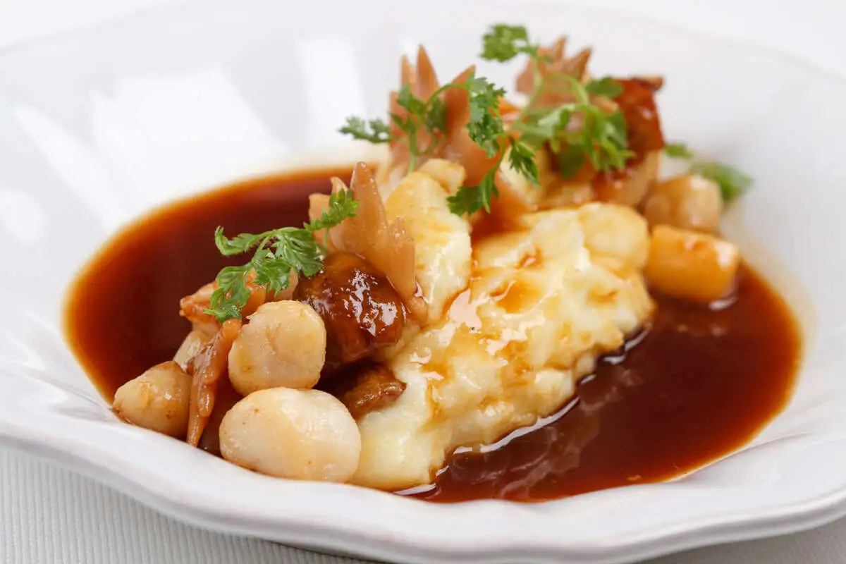 Гребешки Сен-Жак и петушиные с пюре