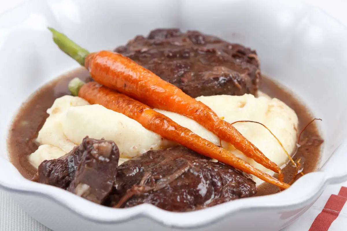 Бёф бургиньон – говядина в душистом соусе с овощами и пюре