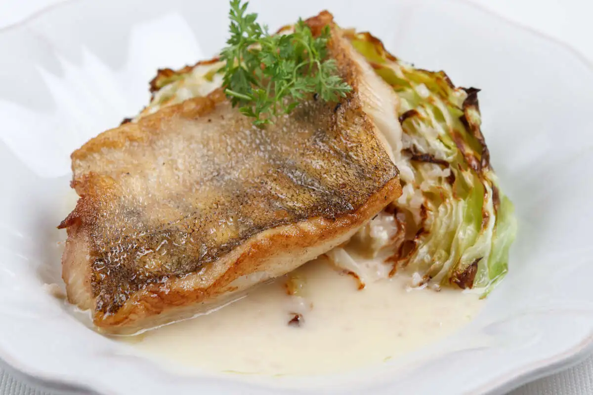 Судак в соусе берблан с белокочанной капустой