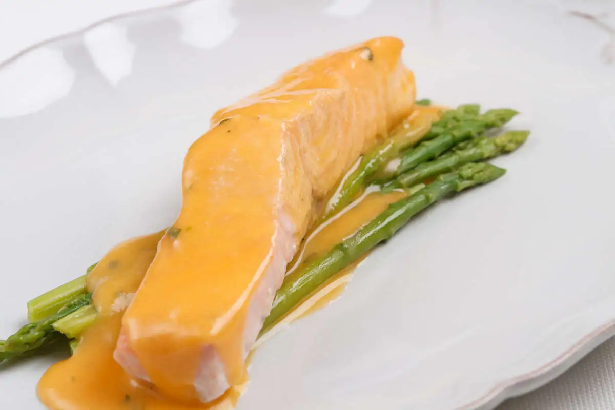 Припущенный лосось со спаржей и голландезом