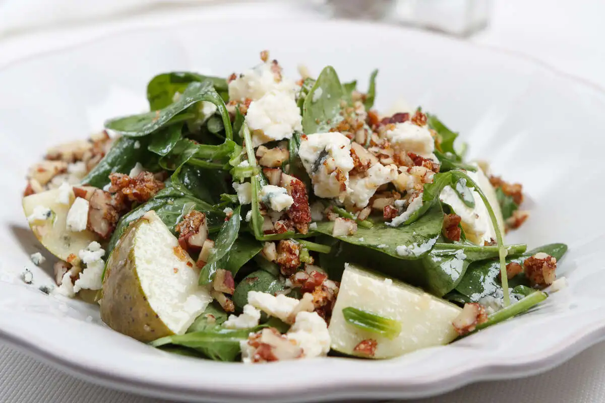 Фризе и руккола с грушей сыром рокфор и пеканом