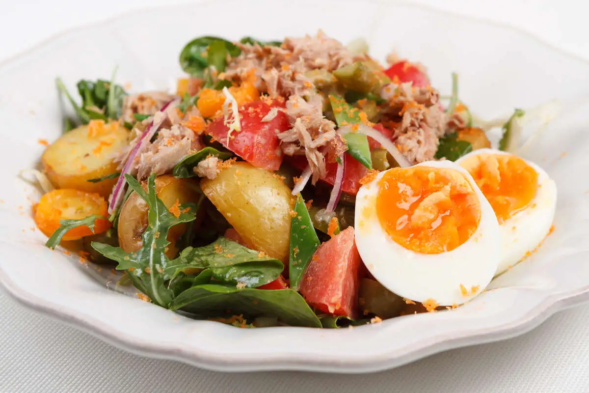 Нисуаз с тунцом конфи кумкватом и боттаргой