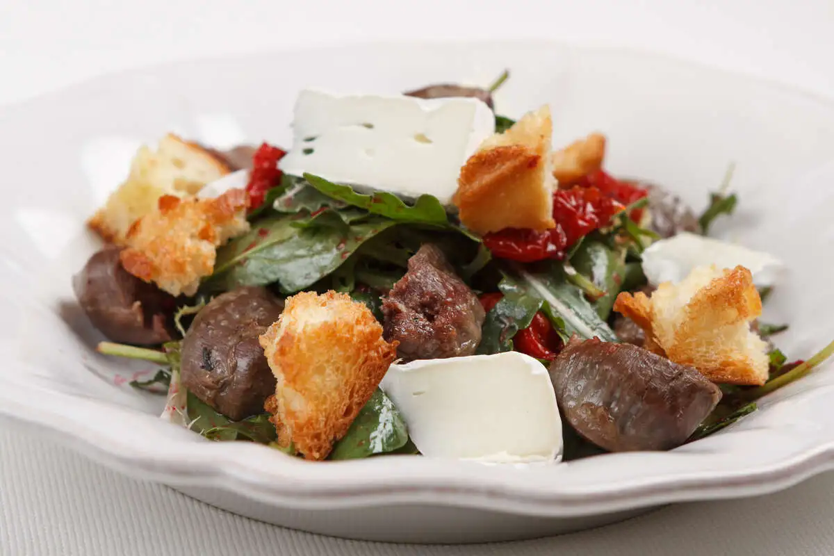 Микс салатов с камамбером утиными желудочками с вишневой заправкой