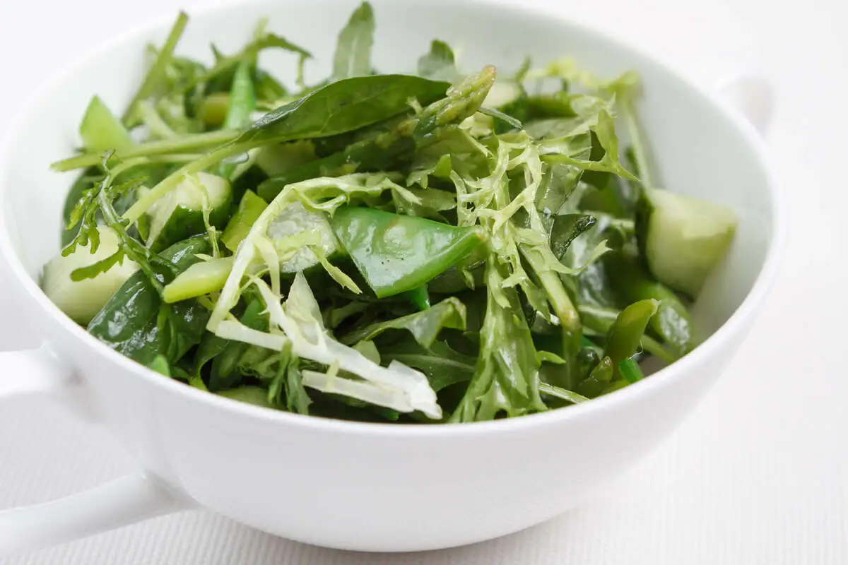 Легкий зеленый салат