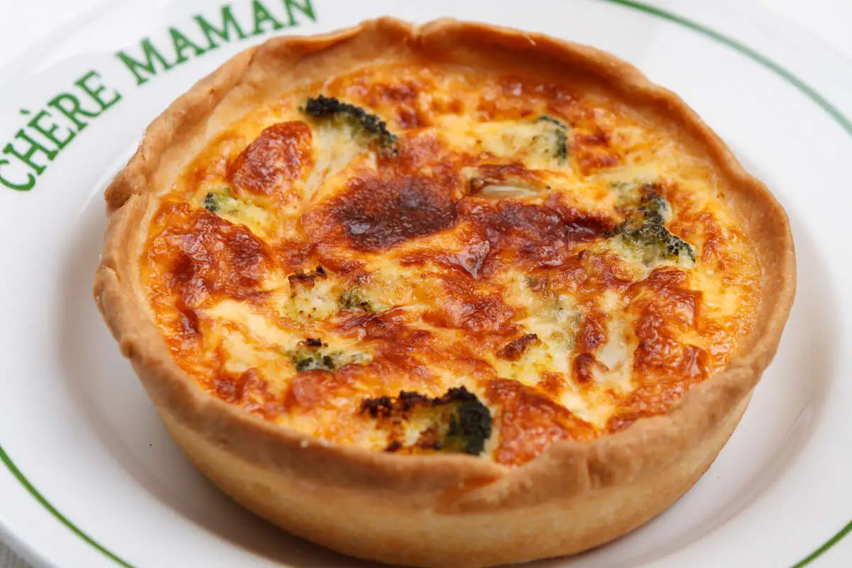 Киш лорен с форелью и брокколи