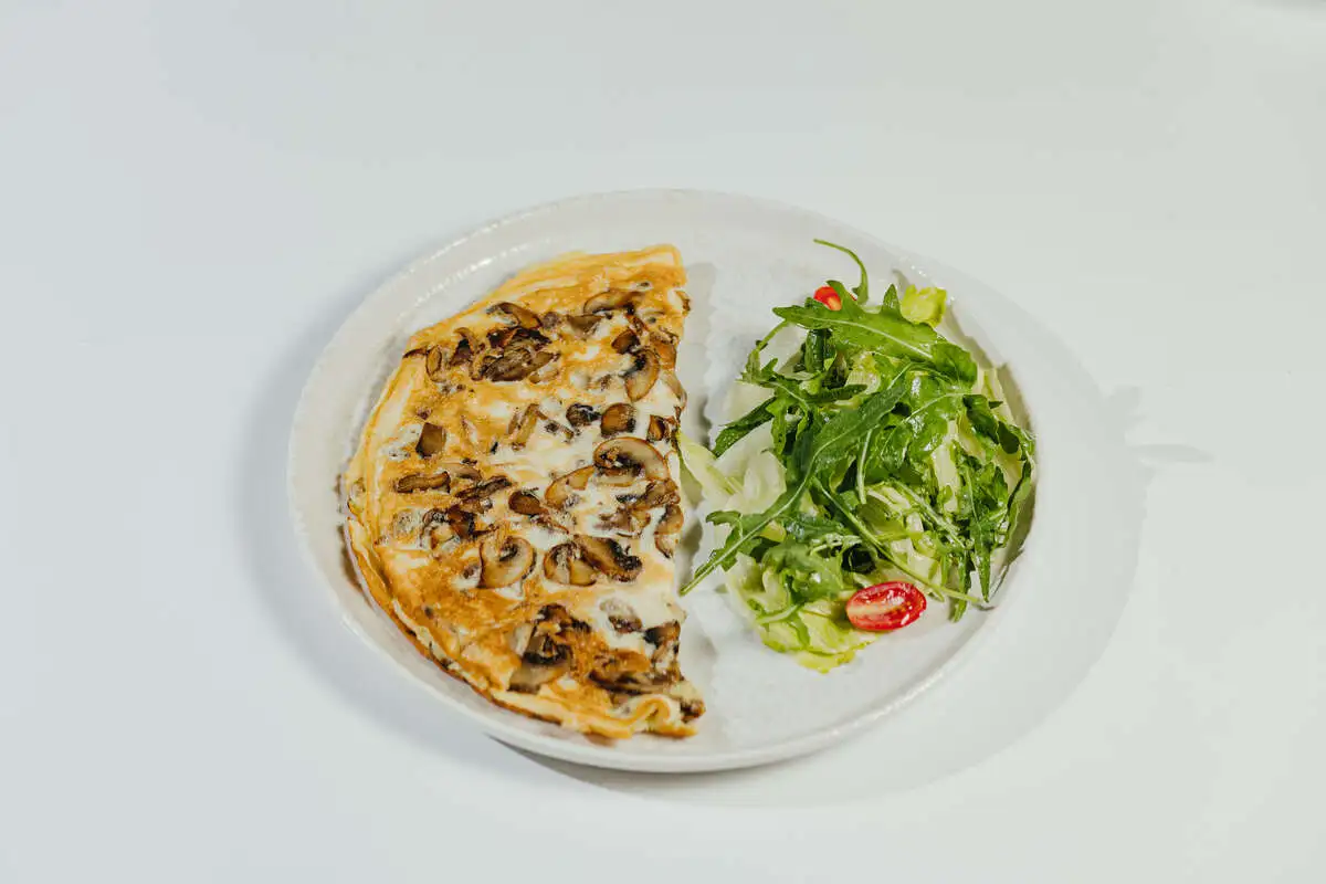 Омлет со шпинатом и сыром страчателлой