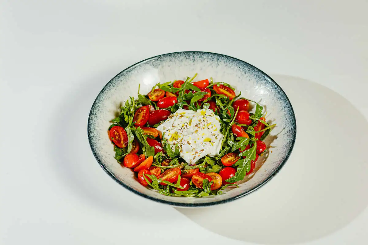 Салат из помидоров cо страчателлой