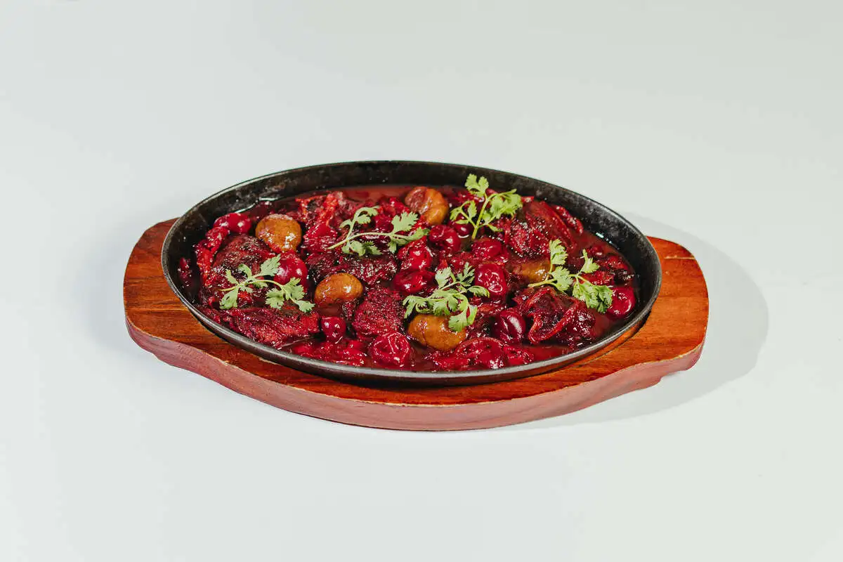 Телятина в вишнёвом соусе