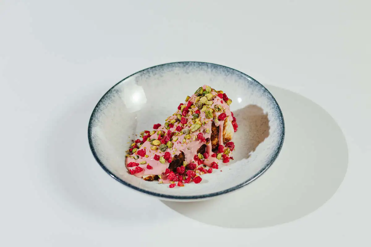 Сан себастьян с малиновым соусом