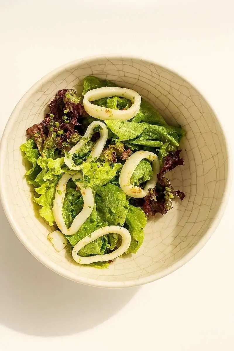 Зелёный салат с кальмарами и битыми огурцами.