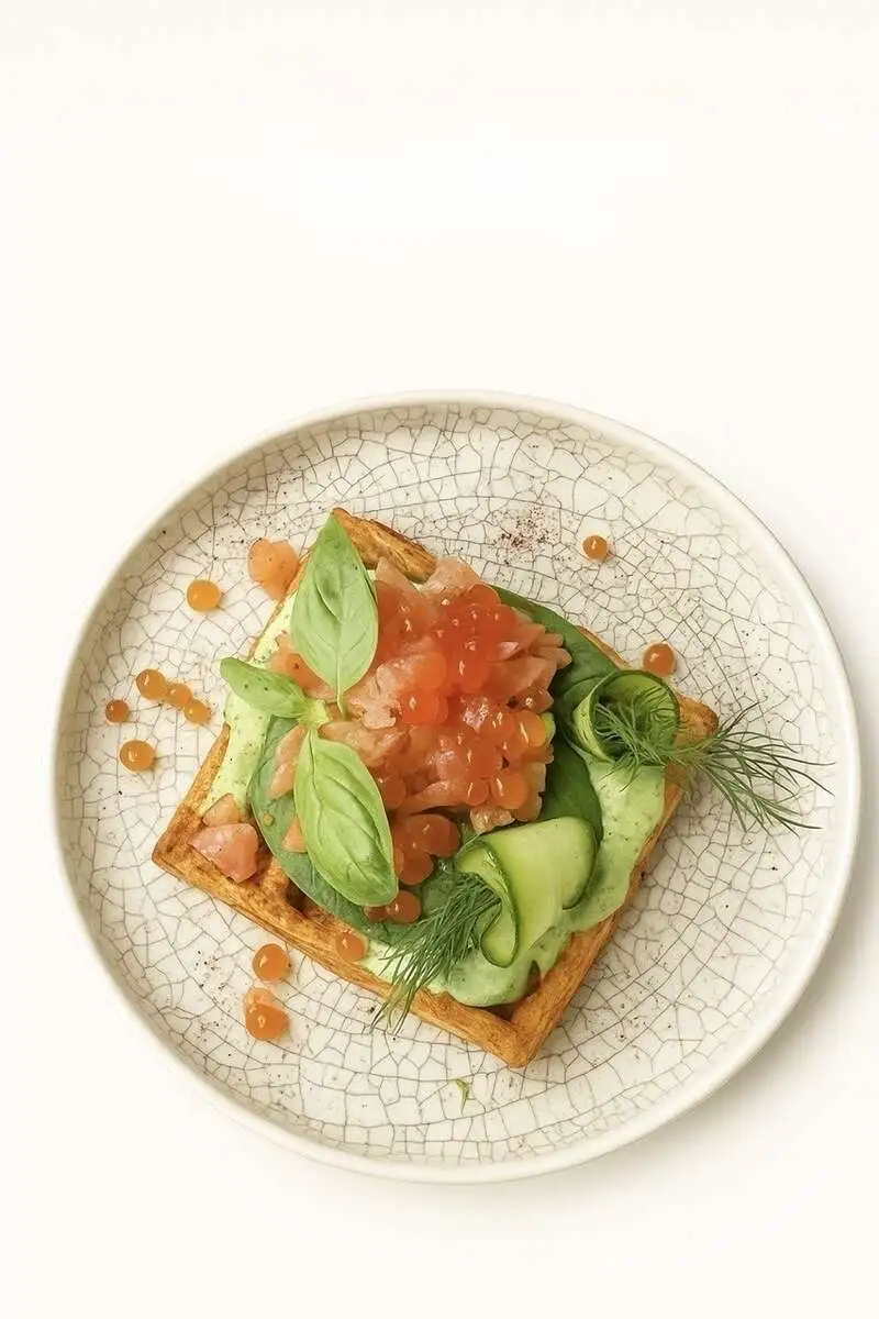 Вафля с тартаром из лосося и огуречными кремом и соевой икрой