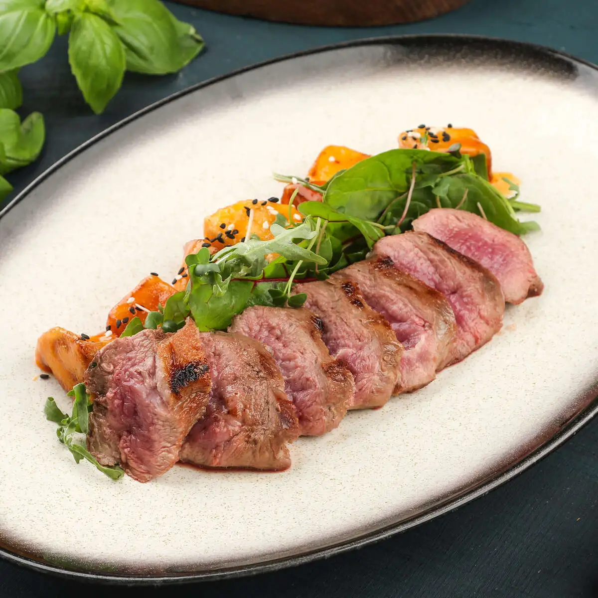 Утиная грудка с хрустящими баклажанами и соусом манго-чили