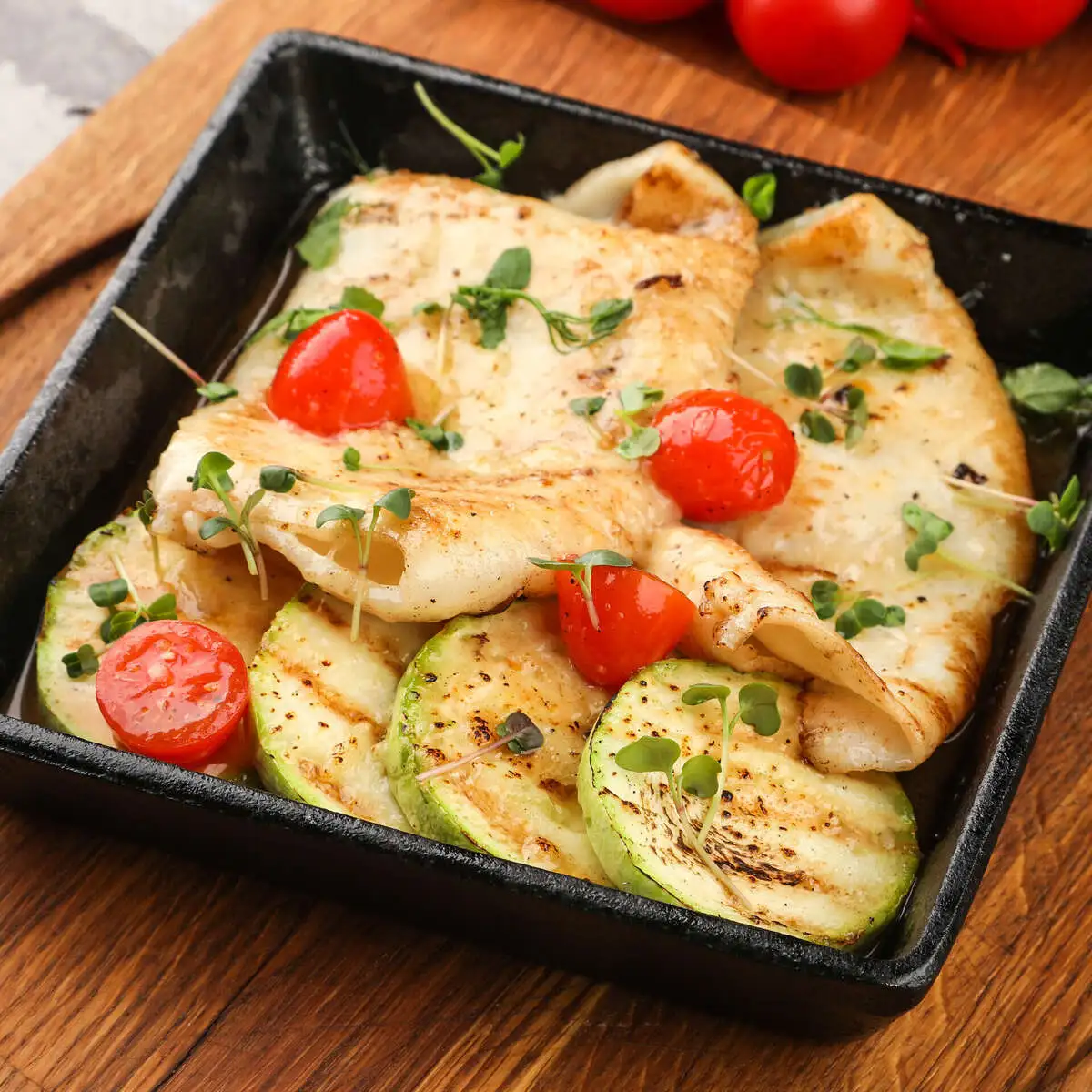 Кальмары с печёными овощами