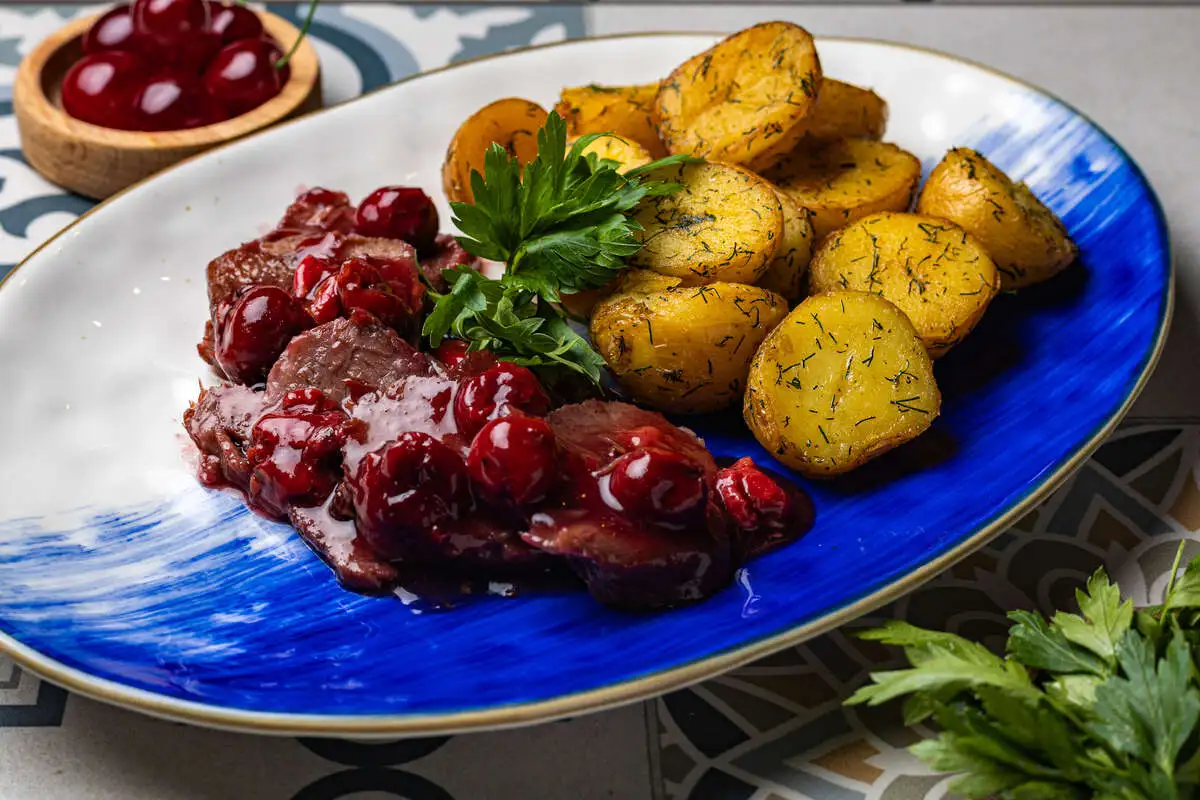 Говядина, томленая в вишневом соусе с бадьяном  (гарнир на выбор)