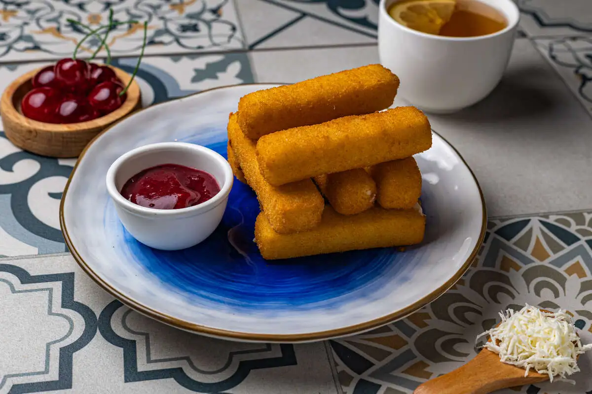 Сырные палочки с соусом