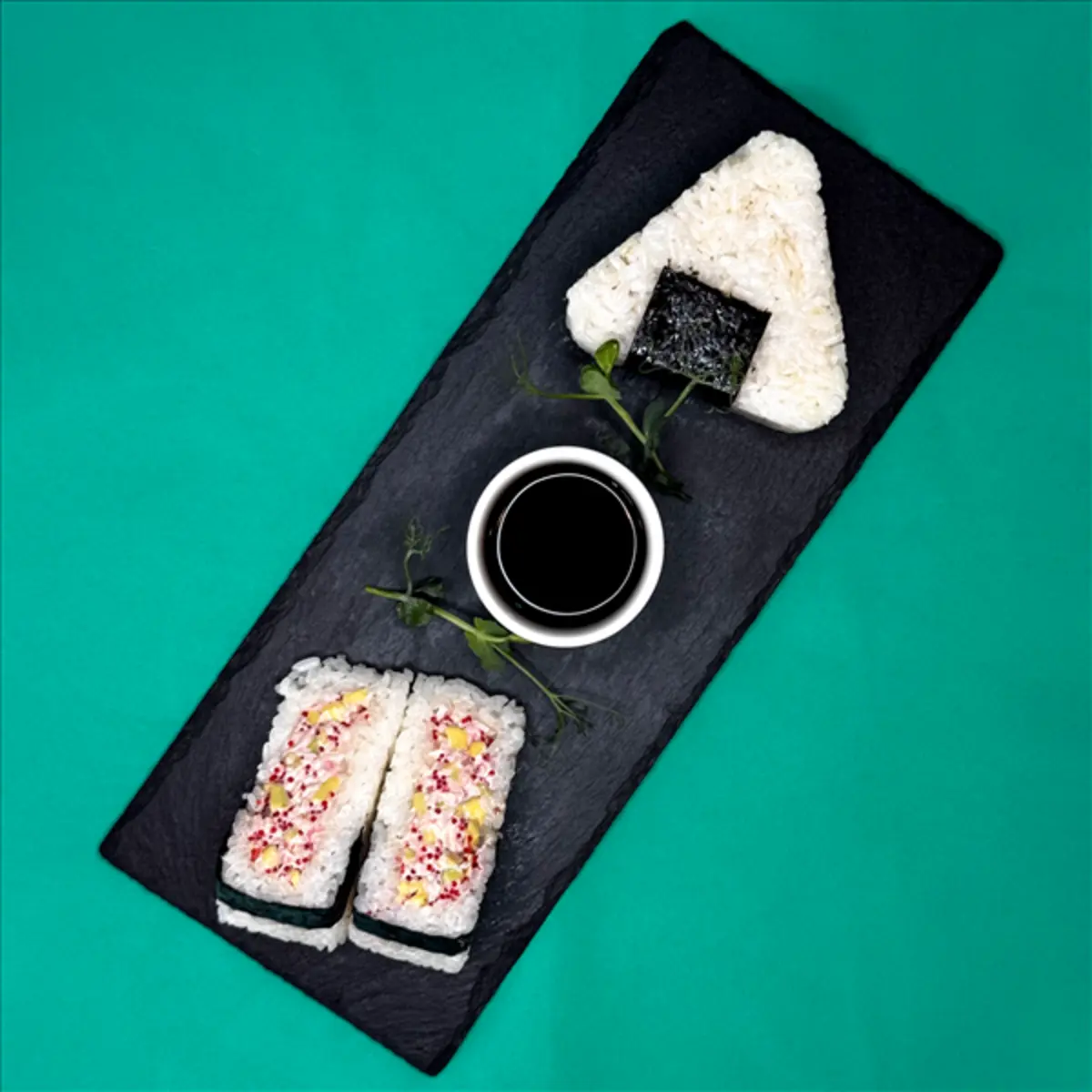 Онигири с крабом