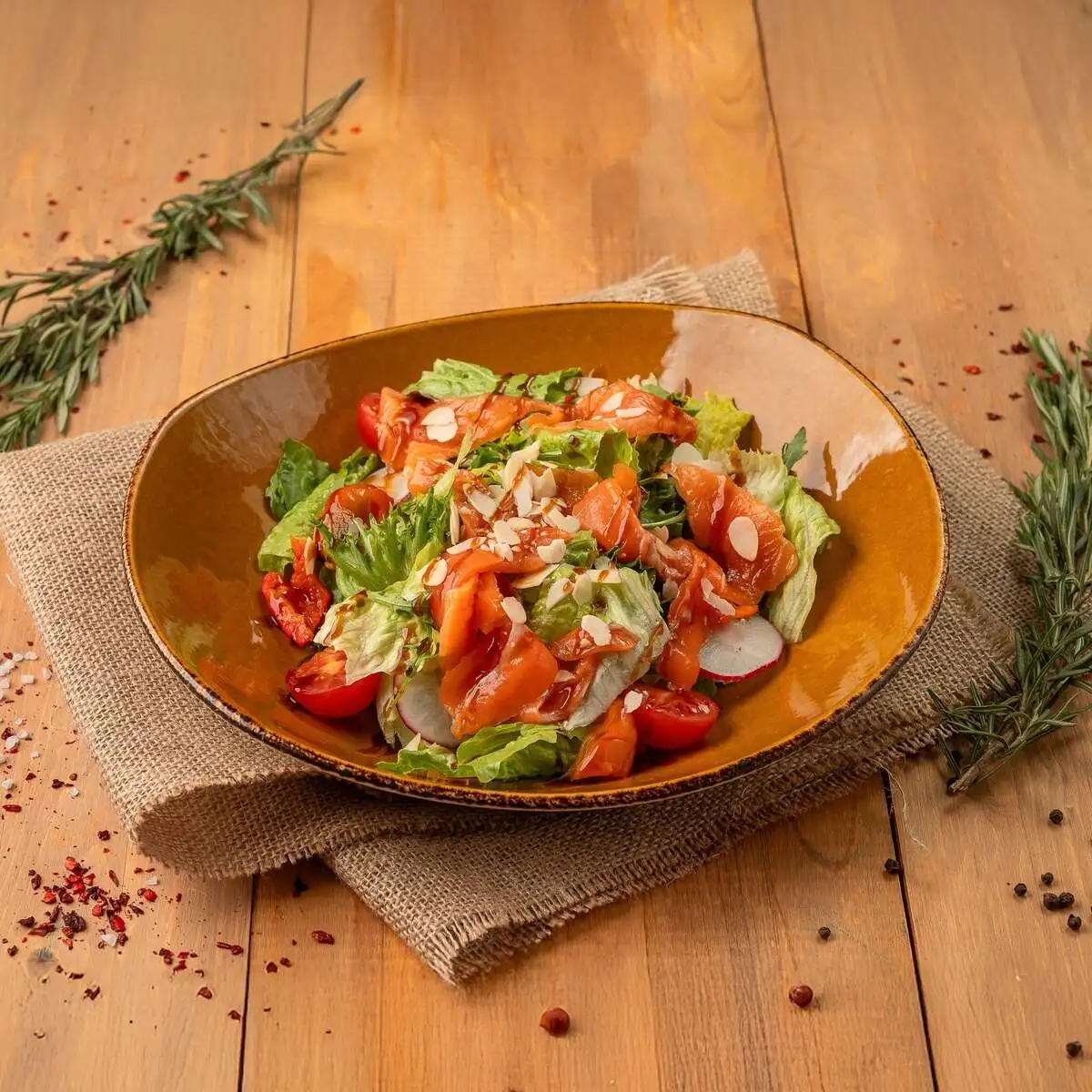 Салат с форелью