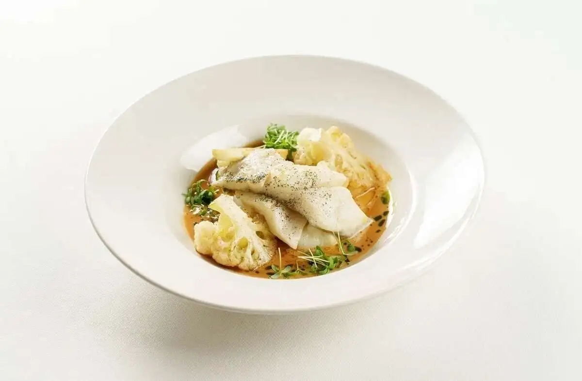 Палтус со сливочным юдзу и цветной капустой