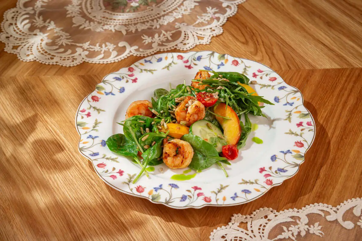Средиземноморский салат с креветками и персиком 