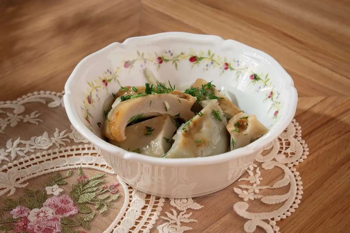 Грузди маринованные с лучком 1/130