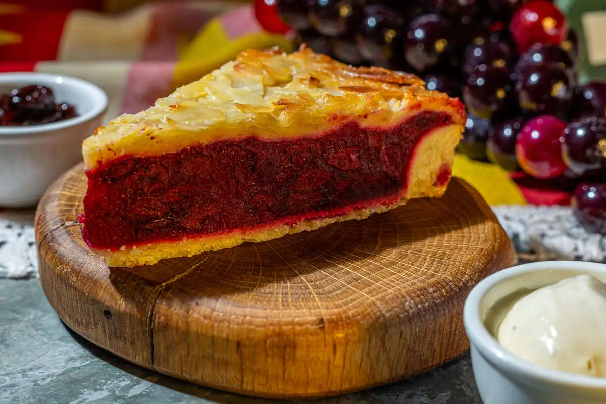 Вишнёвый пирог с миндальной корочкой