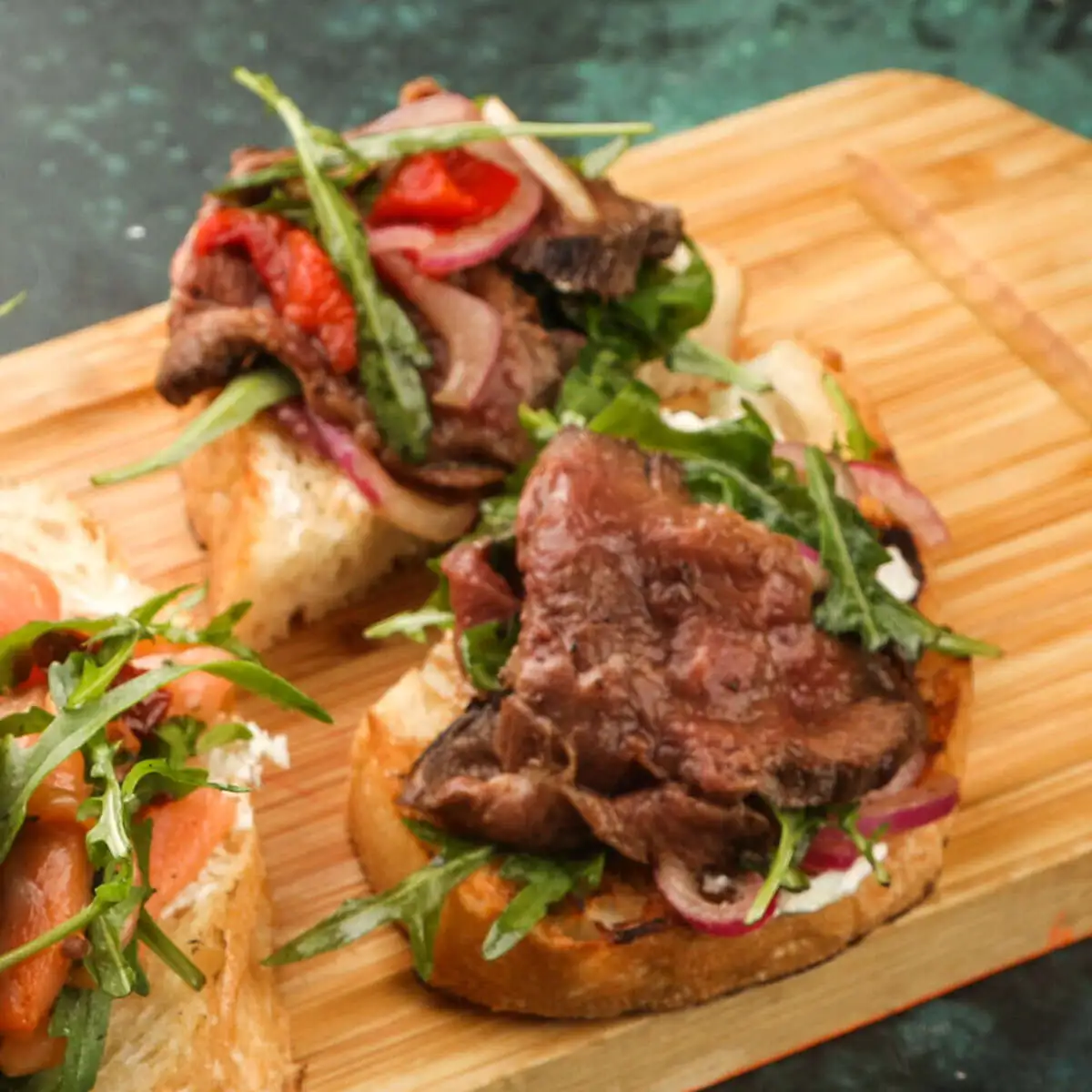 Брускетта с ростбифом